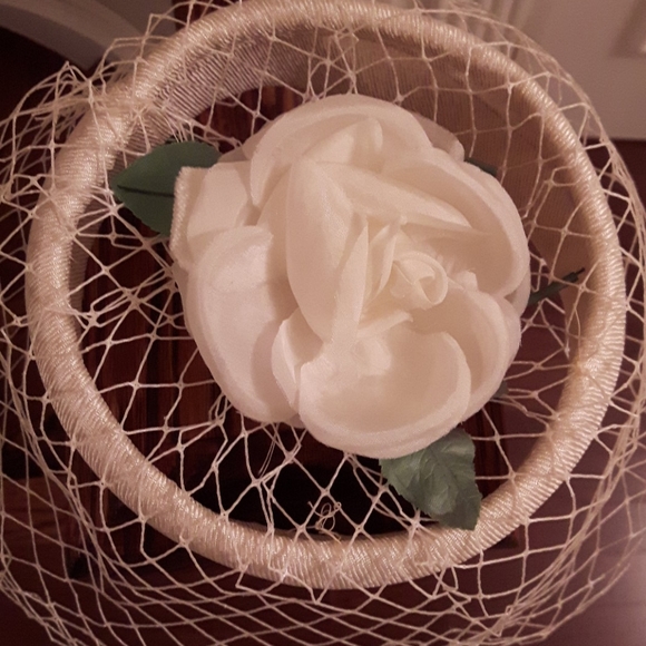 🛍️NWOT Headpiece with veil and rose - Picture 2 of 5